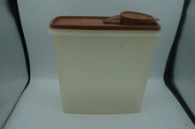 Load image into Gallery viewer, vintage Tupperware container- ohiohippies.com
